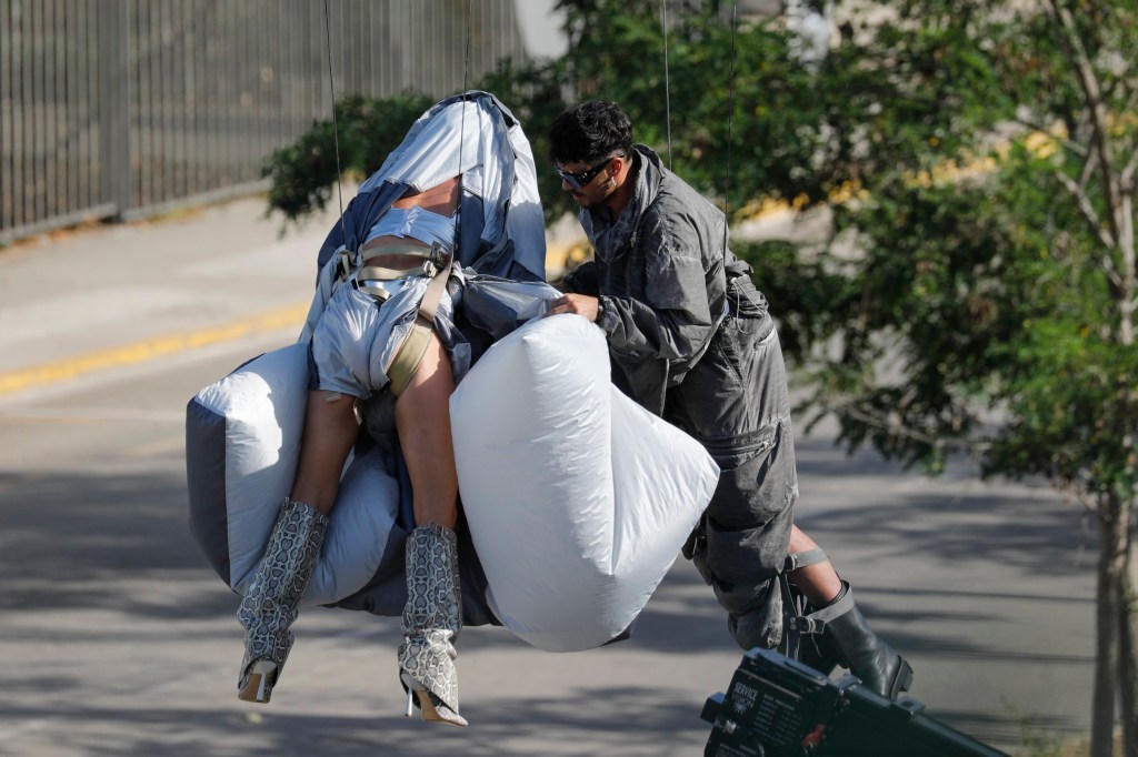 Katy Perry getting into difficulty on the set of her new music video