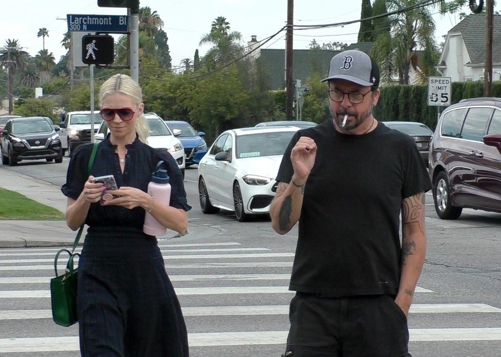 Jordyn Blum without her wedding ring as she walks with cheting husband Dave Grohl 