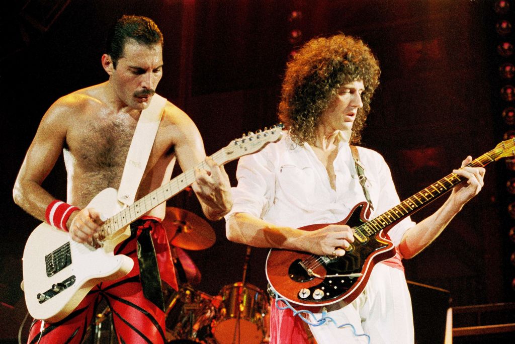 Photo of Brian May and Freddie Mercury playing guitar 