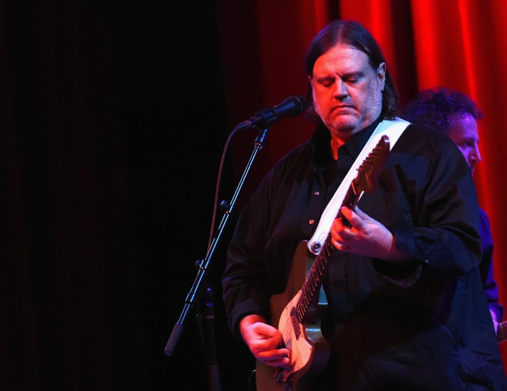 Matthew Sweet playing guitar 